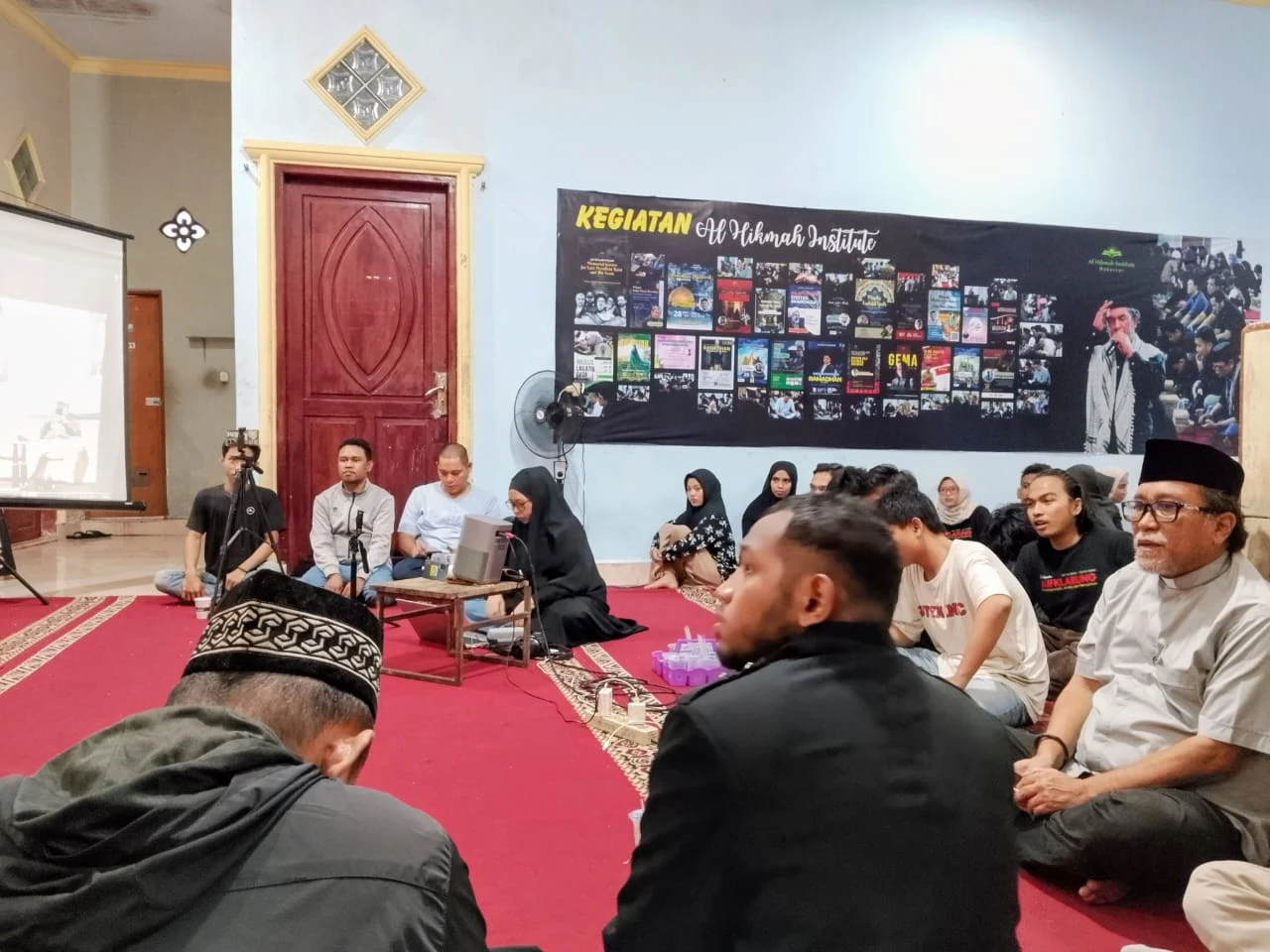 Suasana diskusi Padepokan Aufklärung VI di Al Hikmah Institute Makassar berlangsung khidmat dengan partisipasi aktif peserta lintas latar belakang yang menyimak pembahasan krisis kemanusiaan dan peran Indonesia di panggung global, Sabtu (10/1/2026).